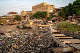 Accra;-Ghana;-Jamestown;-beach;-James-Fort;-colonial-heritage;-Gold-Coast;-1673;-plastic-pollution;-waste;-informal-housing;-urban-poverty;-cliff;-walkway;-environmental-crisis;-Korle-Lagoon;-Gulf-of-Guinea;-West-Africa;-historic-district;-documentary-photography;-environmental-photography;-Kaleidos;-Kaleidos-images;-La-parole-à-limage;-Stories-Pictures;-Tarek-Charara